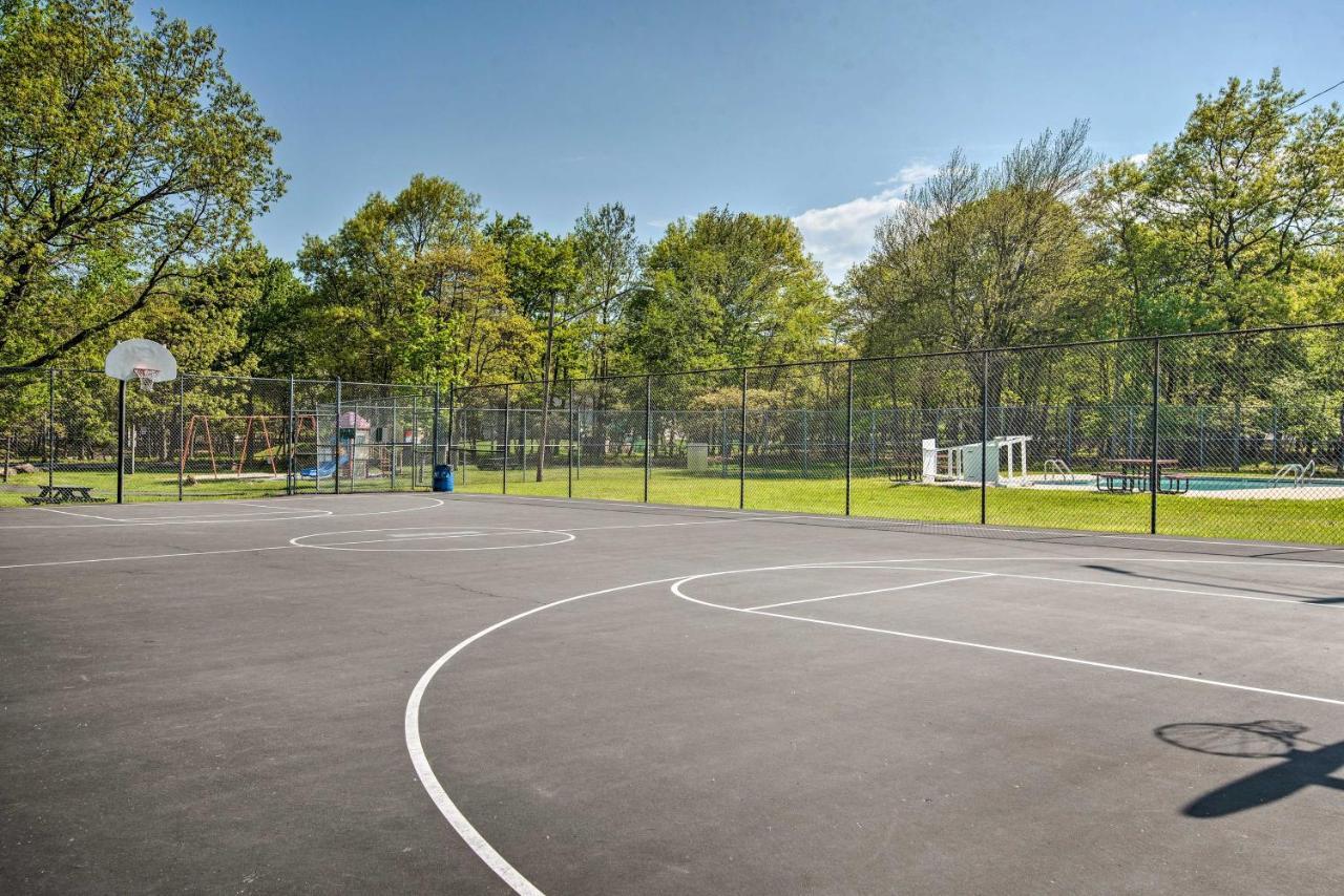 Pocono Mountain Escape With Game Room Walk To Lake! Albrightsville Экстерьер фото